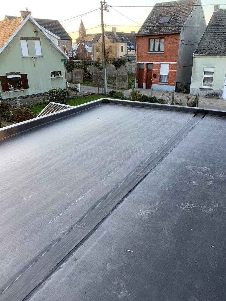 Plat dak in EPDM bij een woning