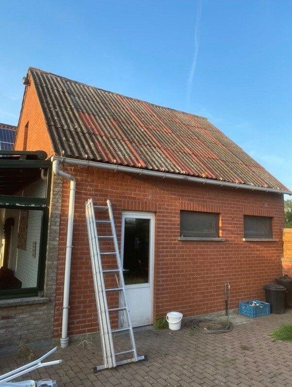 Werf bij een herstelling van de dakgoot