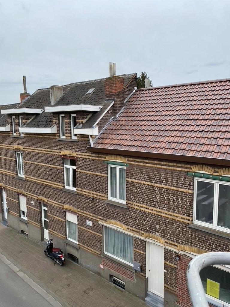 Herstelde dakgoot met nieuwe bekleding