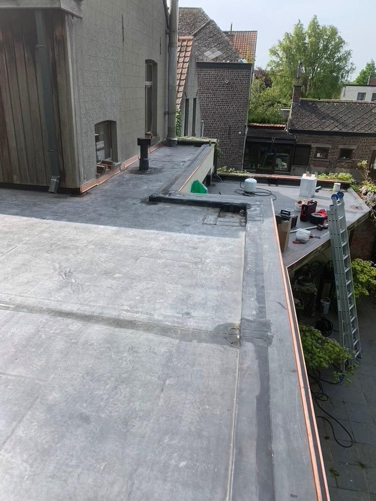 Plat dak met nieuwe dakranden en afvoer