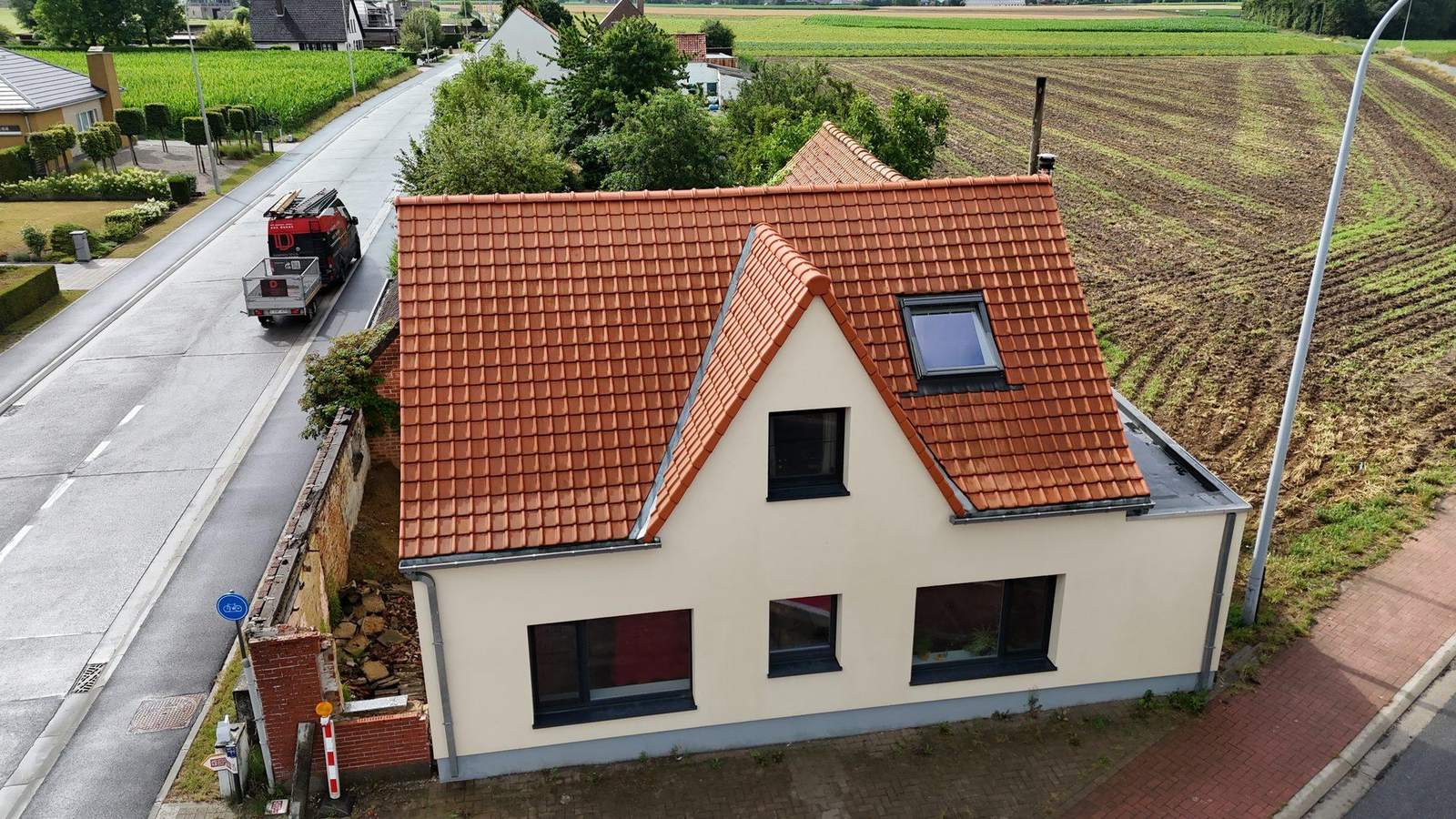 Hellend dak met nieuwe rode pannen, dronefoto