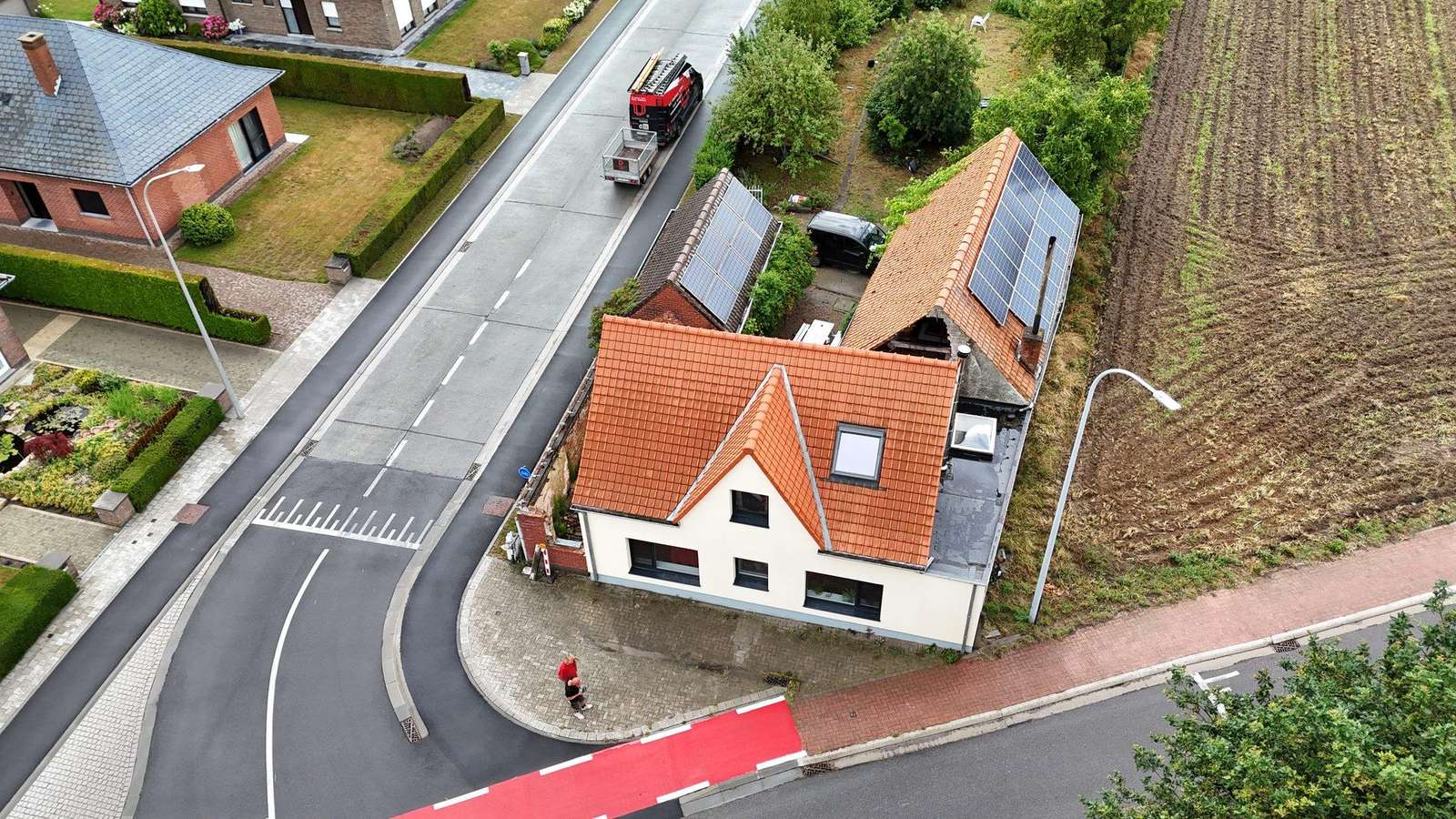 Dronebeeld van een woning met een vernieuwd pannendak