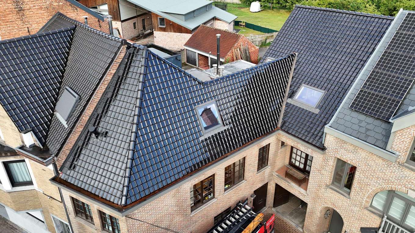 Dronebeeld van een vernieuwd hellend pannendak